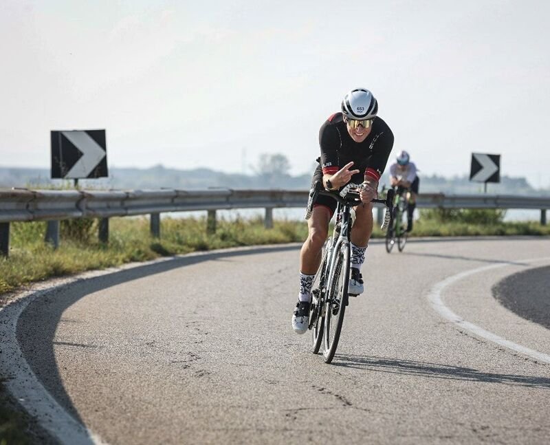 Cycliste dans une courbe